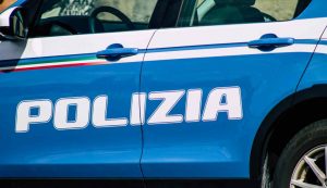 Minacciano passante con un coltello: arrestati 3 giovani per rapina aggravata