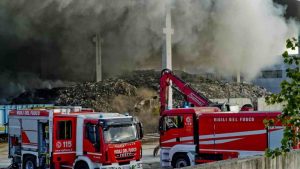 Incendio in un centro di raccolta dei rifiuti. Immagine repertorio. Roma-CronacaLive.it