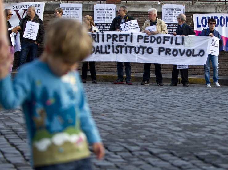 La manifestazione contro gli abusi sessuali da parte dei preti pedofili organizzata dall'associazion