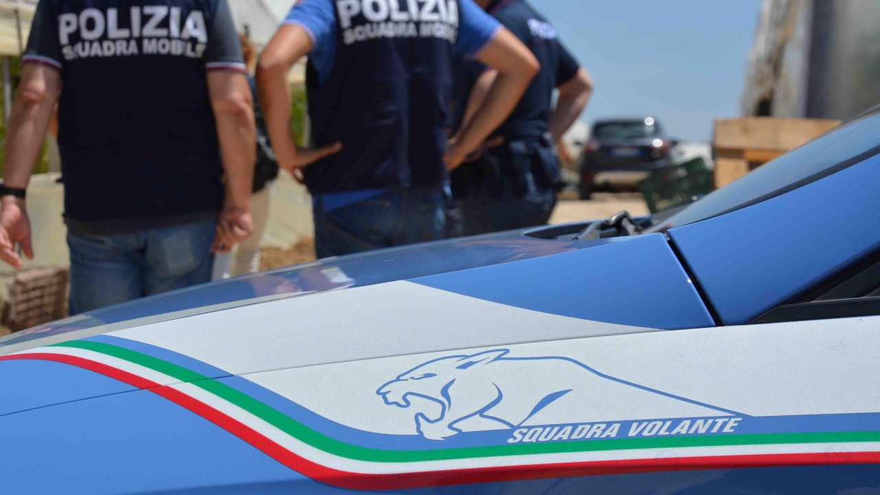 Lancia escrementi dall'auto alle donne