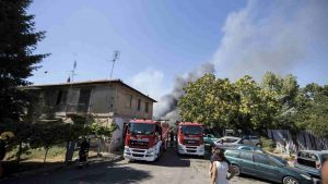 Incendio in un autodemolitore a Roma (Immagine di repertorio)