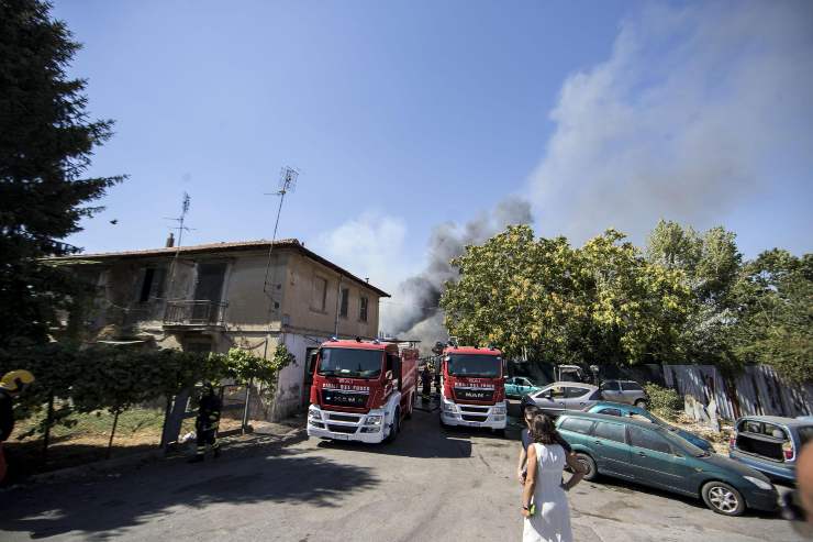 Incendio in un autodemolitore a Roma (Immagine di repertorio)