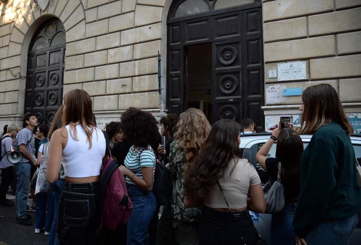 Gli studenti davanti al Liceo Scientifico Plinio Seniore durante il primo giorno di scuola a Roma (Immagine di repertorio)