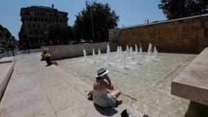 Persone cercano refrigerio dal caldo a Roma (Immagine di repertorio)