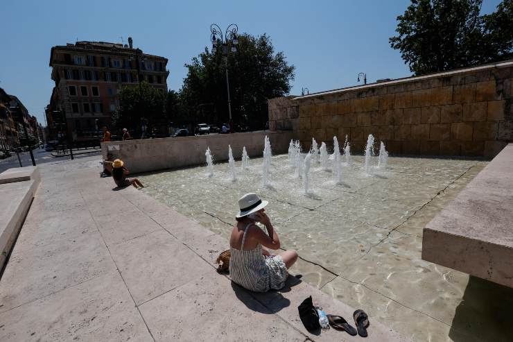 Persone cercano refrigerio dal caldo a Roma (Immagine di repertorio)