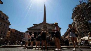 Turisti davanti alla fontana del Pantheon, Roma (Immagine di repertorio)