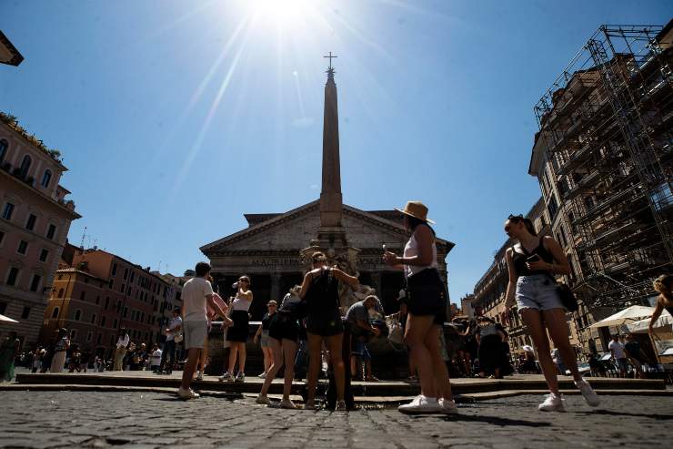 Turisti davanti alla fontana del Pantheon, Roma (Immagine di repertorio)