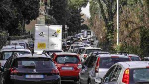 Traffico per le strade a causa della chiusura della galleria Giovanni XXIII (Immagine di repertorio)