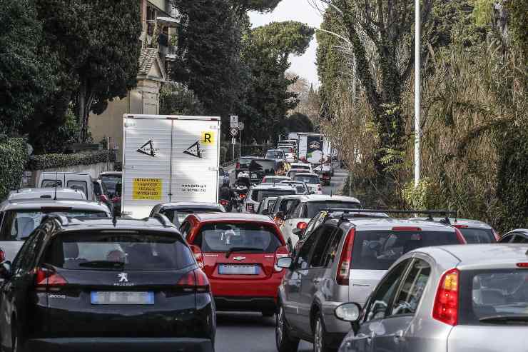 Traffico per le strade a causa della chiusura della galleria Giovanni XXIII (Immagine di repertorio)