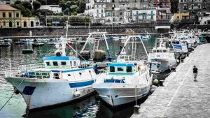 Pescherecci e pescatori al porto del Granatello di Portici, Napoli (Immagine di repertorio)