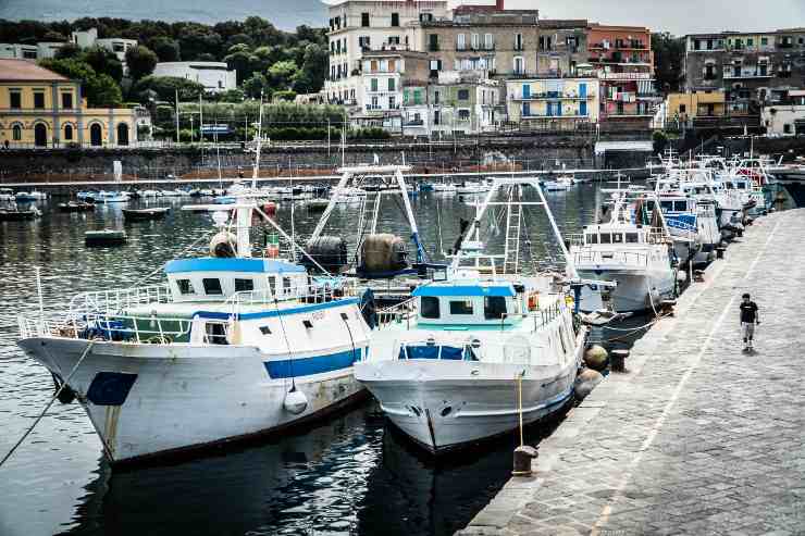 Pescherecci e pescatori al porto del Granatello di Portici, Napoli (Immagine di repertorio)