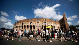 Uomo tenta di entrare al Colosseo con un coltello nascosto nella cintura: bloccato e denunciato