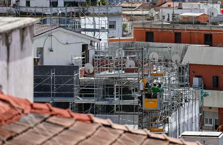 Operai in pausa in un cantiere per la ristrutturazione di un edificio a Roma (Immagine di repertorio)