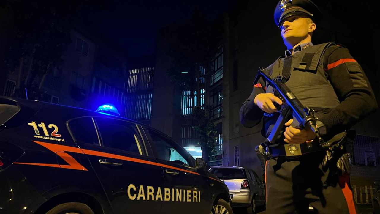 Carabinieri in azione durante un'operazione antidroga (Immagine di repertorio)