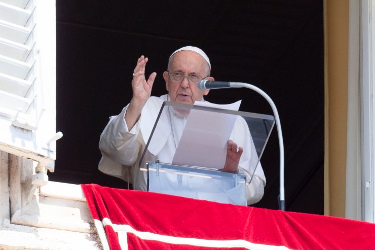 Papa Francesco durante la preghiera dell'Angelus