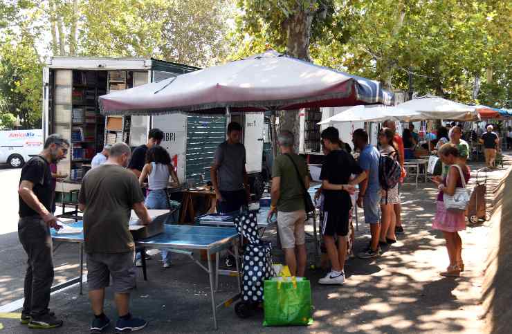 Il mercato dei libri scolastici usati sul Lungotevere Oberdan a Roma