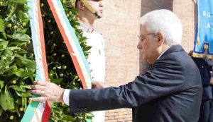 Mattarella depone un corona a Porta San Paolo per l'80esimo anniversario della Difesa di Roma