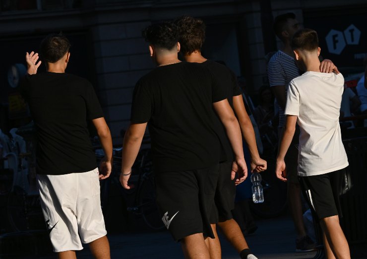 Alcuni adolescenti passeggiano per le vie della città (Immagine di repertorio)