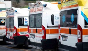 Guardia giurata aggredita da un paziente che voleva essere riaccompagnato a casa in ambulanza