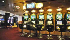 Perde alle slot machine e minaccia i gestori con un coccio di bottiglia