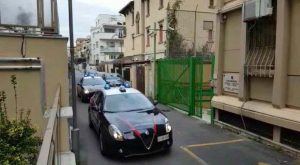 Pattuglie dei carabinieri effettuano dei controlli nelle strade di Ostia (Immagine di repertorio)