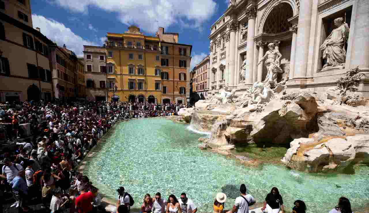 Identificate e multate le due turiste del bagno a Fontana di Trevi