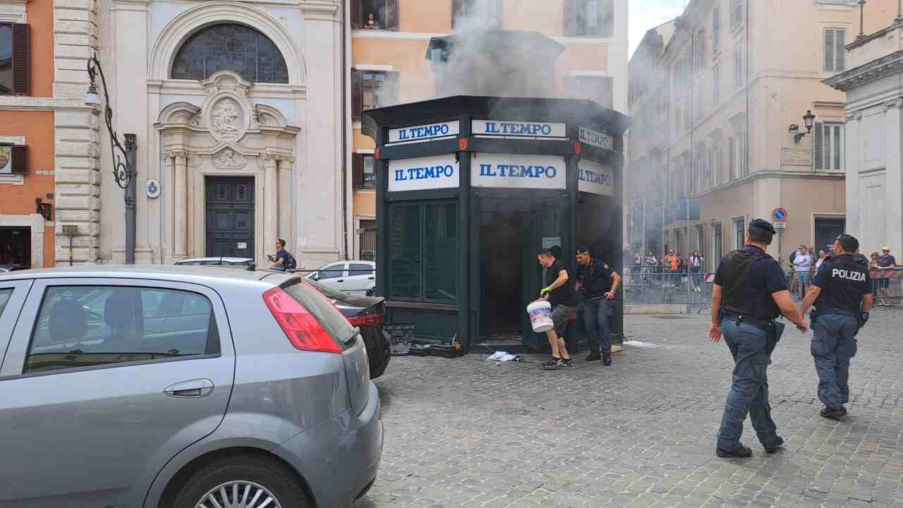 Fiamme nell'edicola davanti a Palazzo Chigi