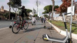 Biciclette e monopattini su un marciapiede, Roma (Immagine di repertorio)