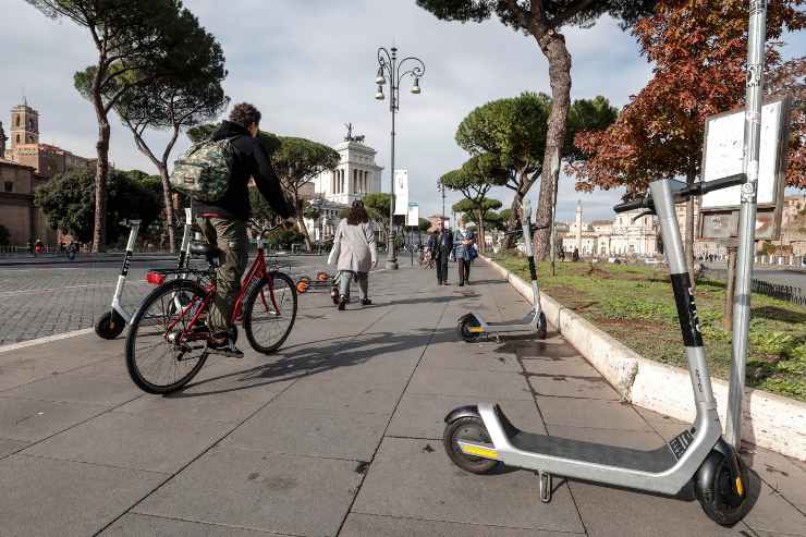 Biciclette e monopattini su un marciapiede, Roma (Immagine di repertorio) 