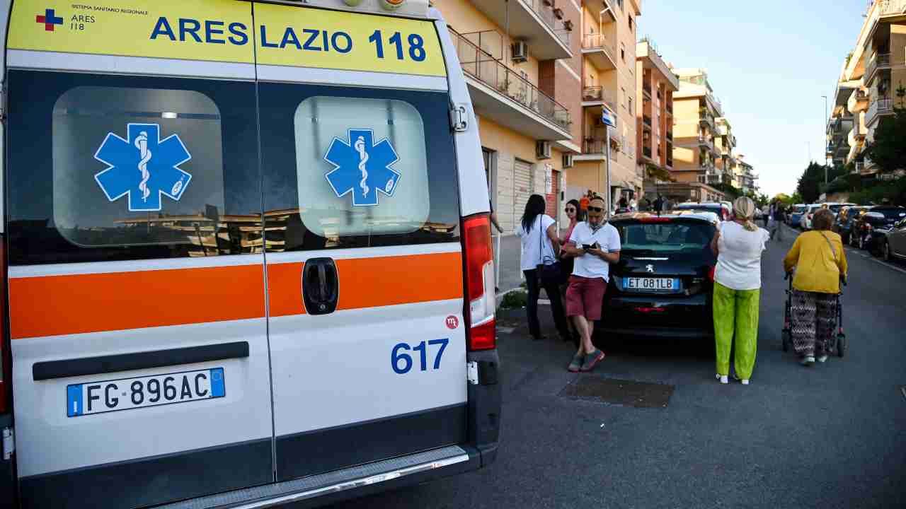 Cade dal balcone mentre prende le misure