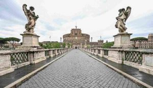 Pulizia acrobatica per Ponte Sant'Angelo