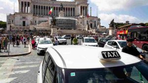 Taxi a Roma (Immagine di repertorio)