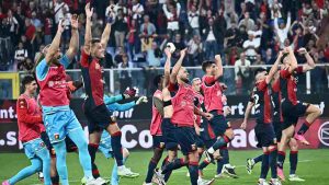 Giocatori del genoa festeggiano la vittoria sotto la curva dopo la partita con la Roma