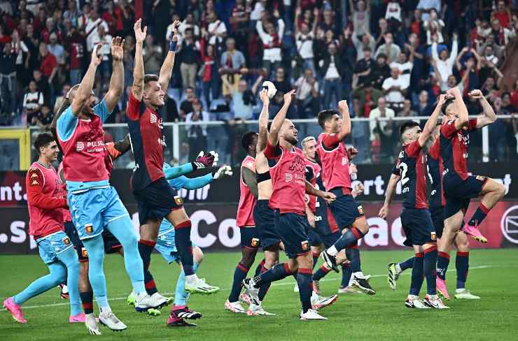 Giocatori del genoa festeggiano la vittoria sotto la curva dopo la partita con la Roma 