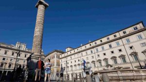 Pedoni camminano a piazza Colonna che ha riaperto il passaggio al pubblico a Roma