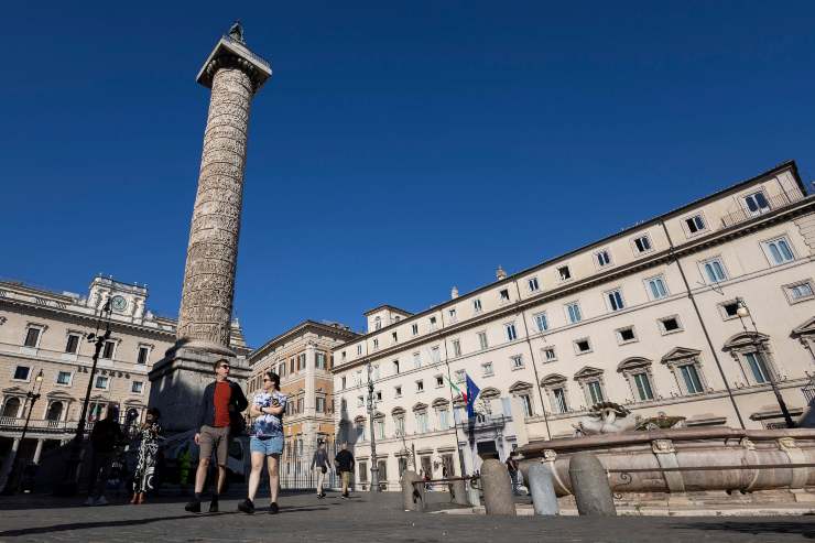 Pedoni camminano a piazza Colonna che ha riaperto il passaggio al pubblico a Roma