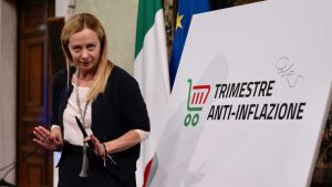 La premier Giorgia Meloni firma il patto anti-inflazione. Roma-CronacaLive.it