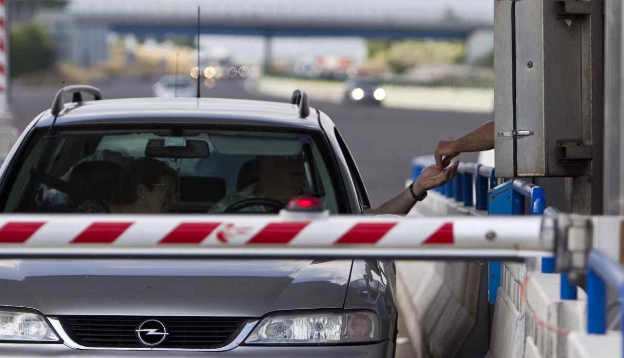 Pedaggio al casello autostradale. Autostrada A1 Immagine repertorio. Roma-CronacaLive.it