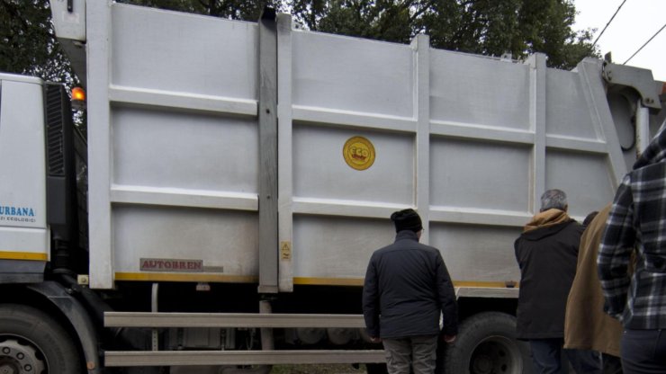 Protesta davanti un camion dei rifiuti. Immagine repertorio. Roma-CronacaLive.it (1)