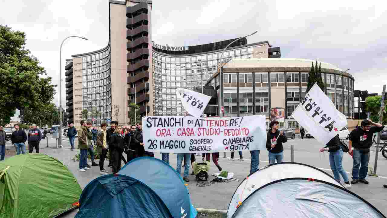 Studenti in protesta contro il caro-affitti davanti al palazzo della Regione Lazio. Immagine repertorio. Roma-CronacaLive.it