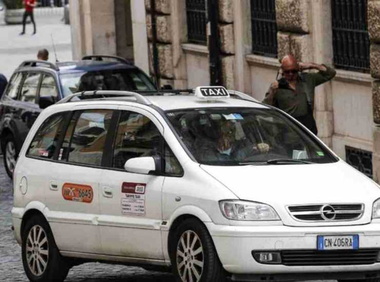 Taxi introvabili a Roma, immagine repertorio. Roma-CronacaLive.it (1)