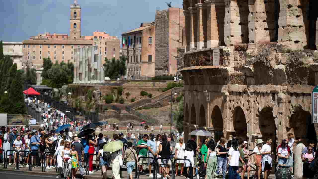 Turisti al Colosseo. Immagine repertorio. Roma-CronacaLive.it