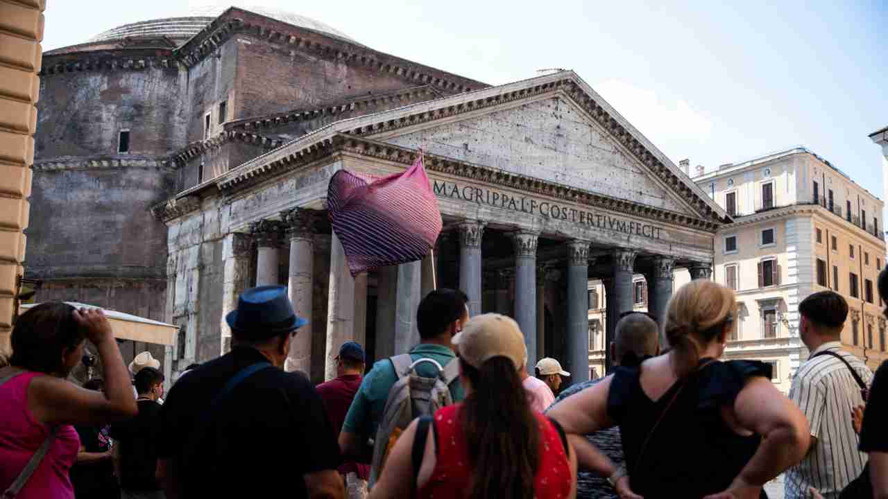 Turisti visitano il Pantheon. Immagine repertorio. Roma- CronacaLive.it