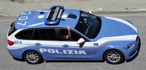 Autovettura della Polizia (Foto dal profilo Facebook della Polizia di Stato)