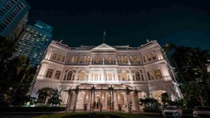 Veduta dall'esterno del Raffles Singapore dove si è tenuta la Bartenders’ Feast 2023 del Worlds 50 Best Bars (Foto dal profilo Facebook di The World's 50 Best Bars)