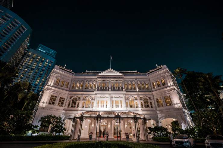 Veduta dall'esterno del Raffles Singapore dove si è tenuta la Bartenders’ Feast 2023 del Worlds 50 Best Bars (Foto dal profilo Facebook di The World's 50 Best Bars)