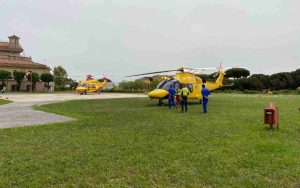 Due elicotteri del 118 in azione sulla pista d'atterraggio dell'Ospedale San Camillo (Foto dal profilo Facebook di Azienda Ospedaliera San Camillo Forlanini)