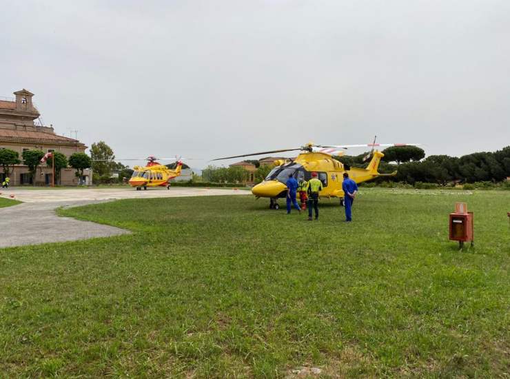 Due elicotteri del 118 in azione sulla pista d'atterraggio dell'Ospedale San Camillo (Foto dal profilo Facebook di Azienda Ospedaliera San Camillo Forlanini) 