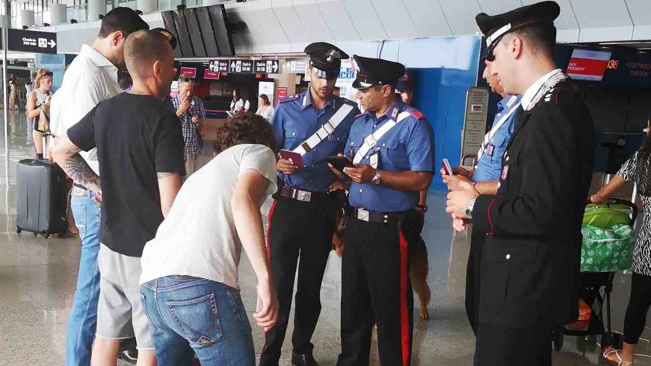 Controlli dei carabinieri all'aeroporto di Fiumicino (1)