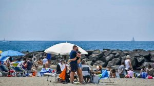 In spiaggia come in estate. Roma-CronacaLive.it